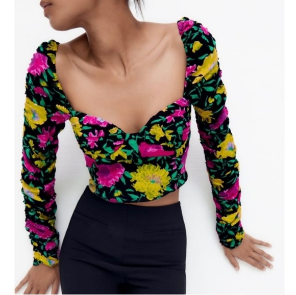 Zara Tops - Zara cropped floral top with sweetheart bustline and ruched sleeves size Large